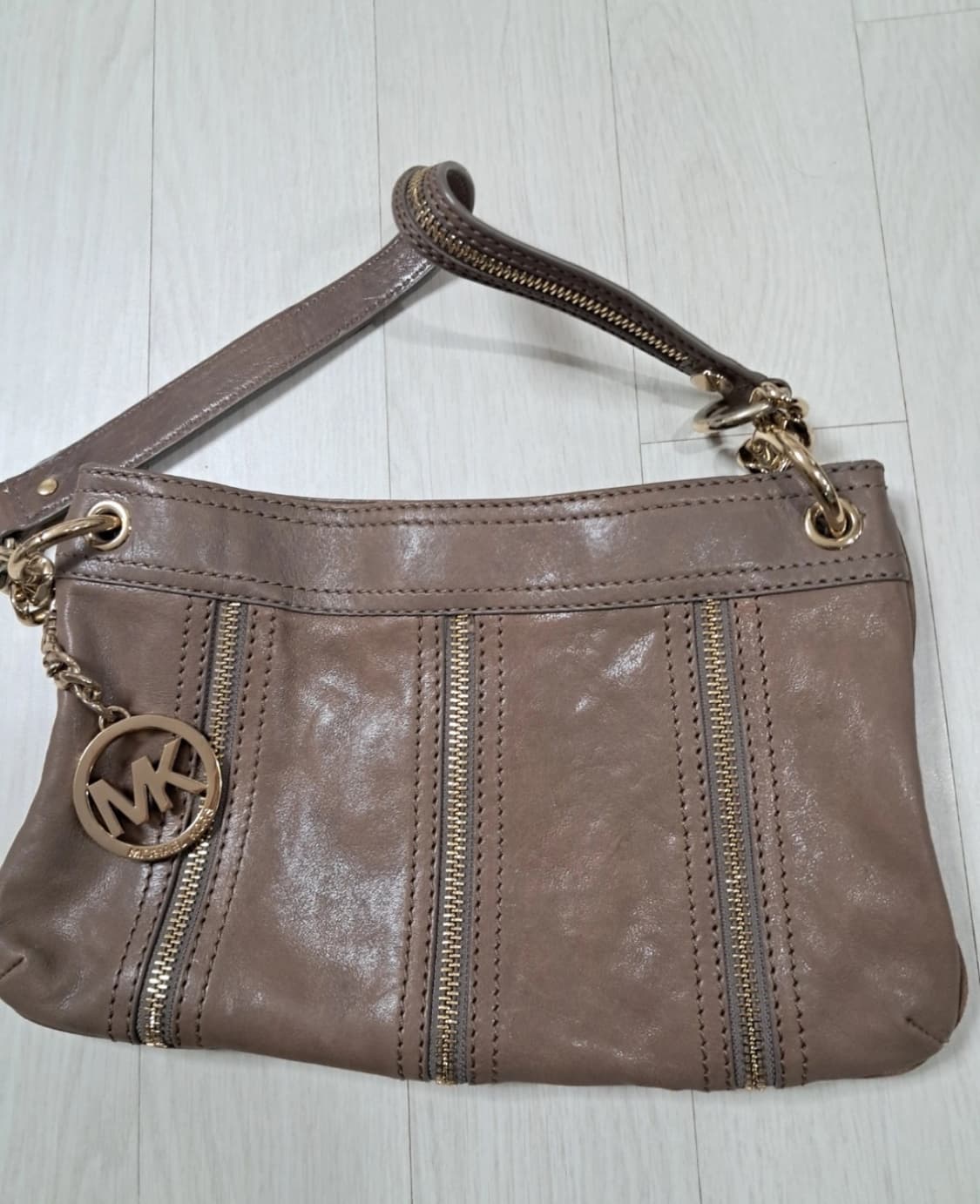 마이클코어스 브라운 레더 크로스백 상품이미지2