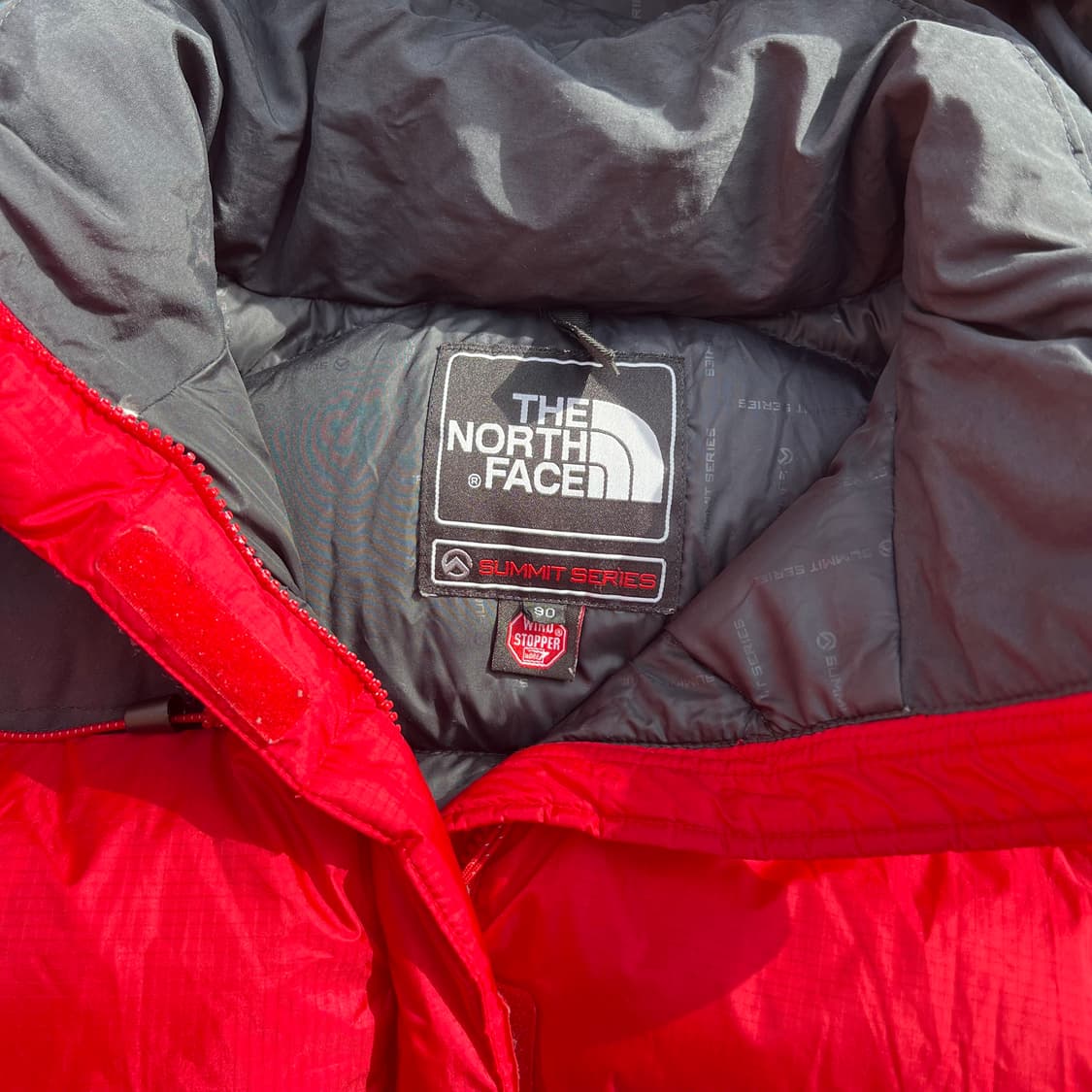 쨍한 레드 색감의 노스페이스 눕시 700 패딩 상품이미지4