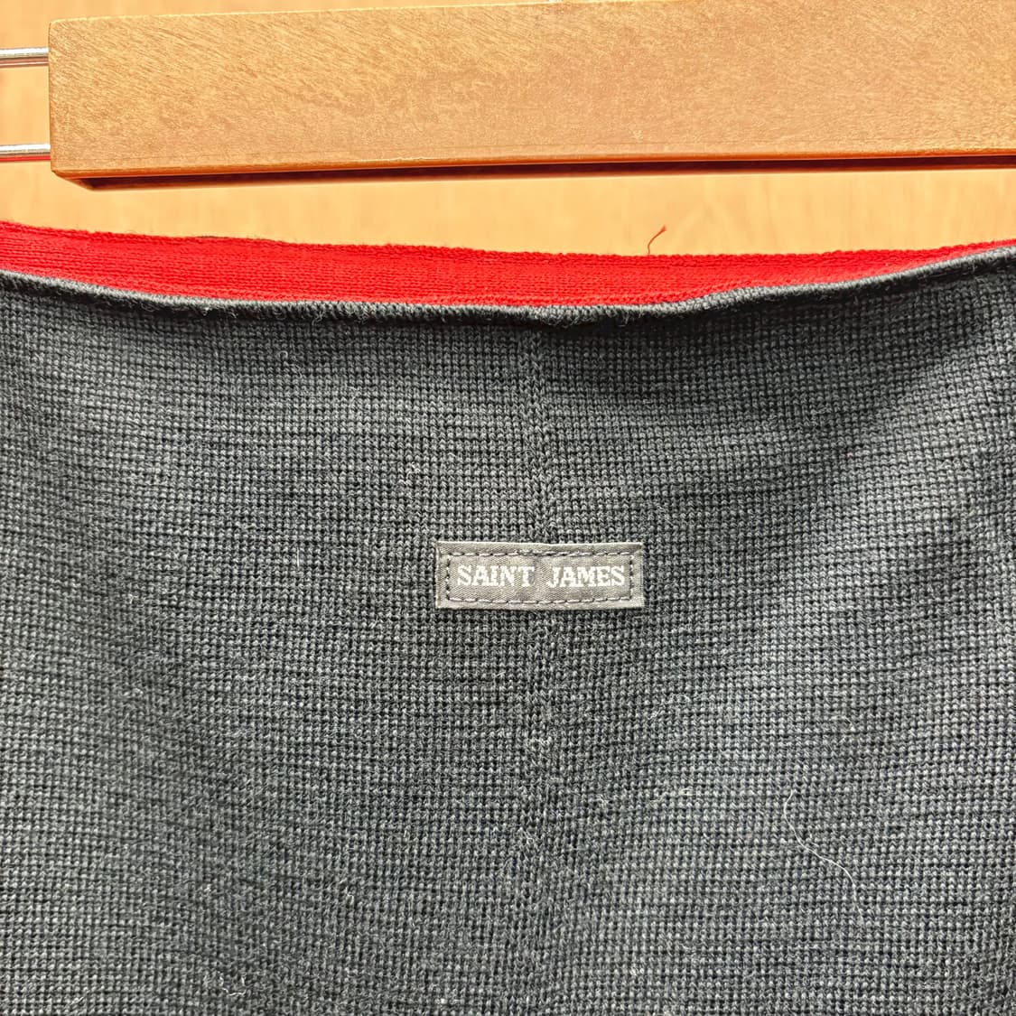 세인트 제임스 미디 스커트 사이드 버튼 레드 닻 디테일 블랙 상품이미지7