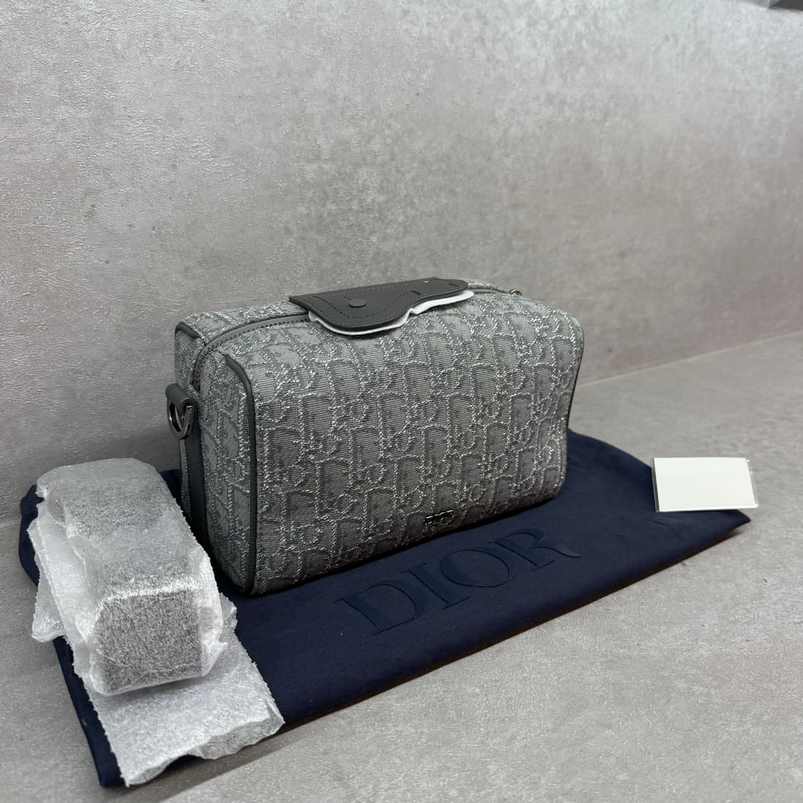 [한정판/새상품급] 상품명 : 디올 링고 22 크로스백 루테늄 상품이미지3