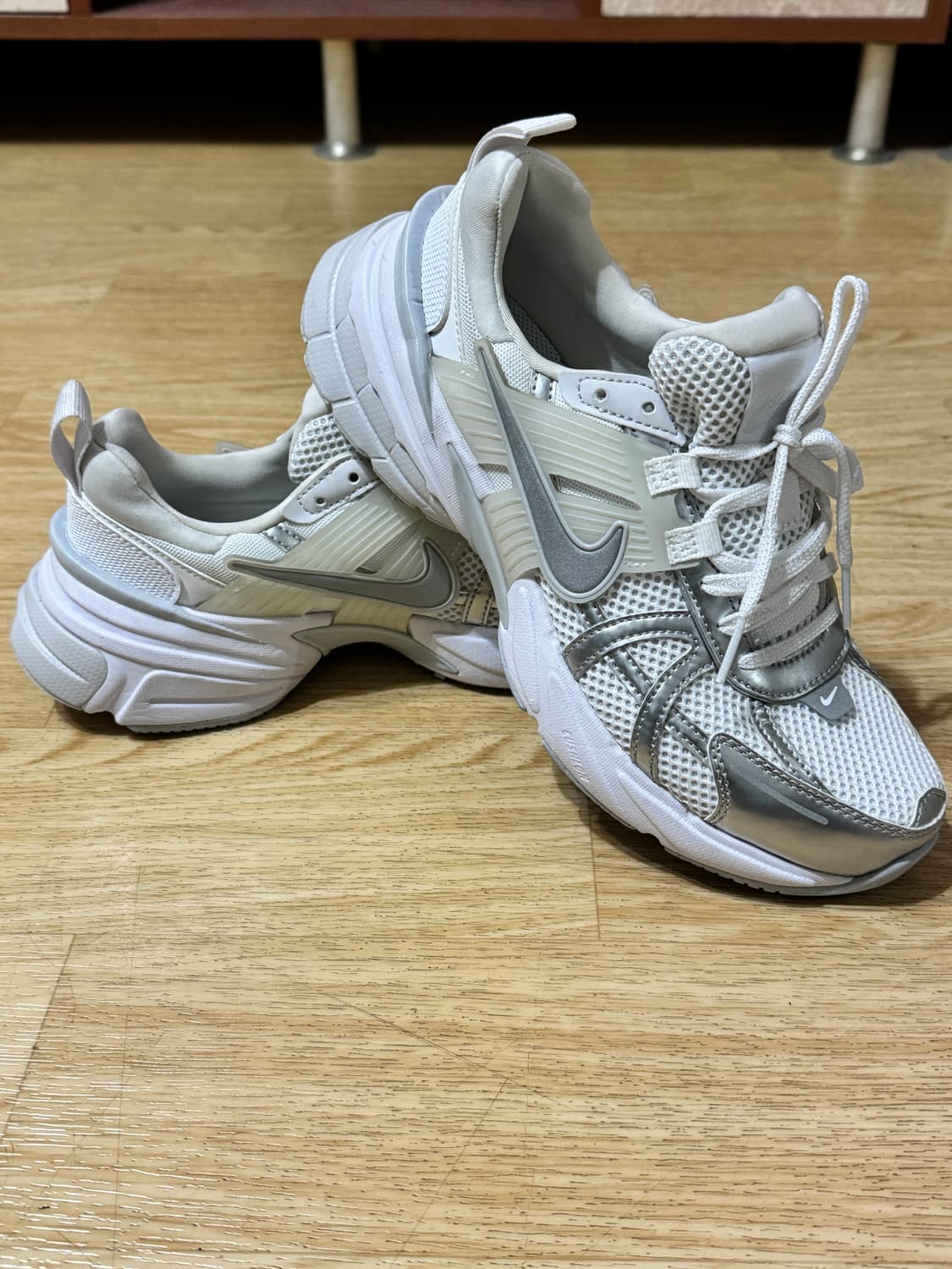 나이키 V2K 테크노 흰/실버 245mm 상품이미지6