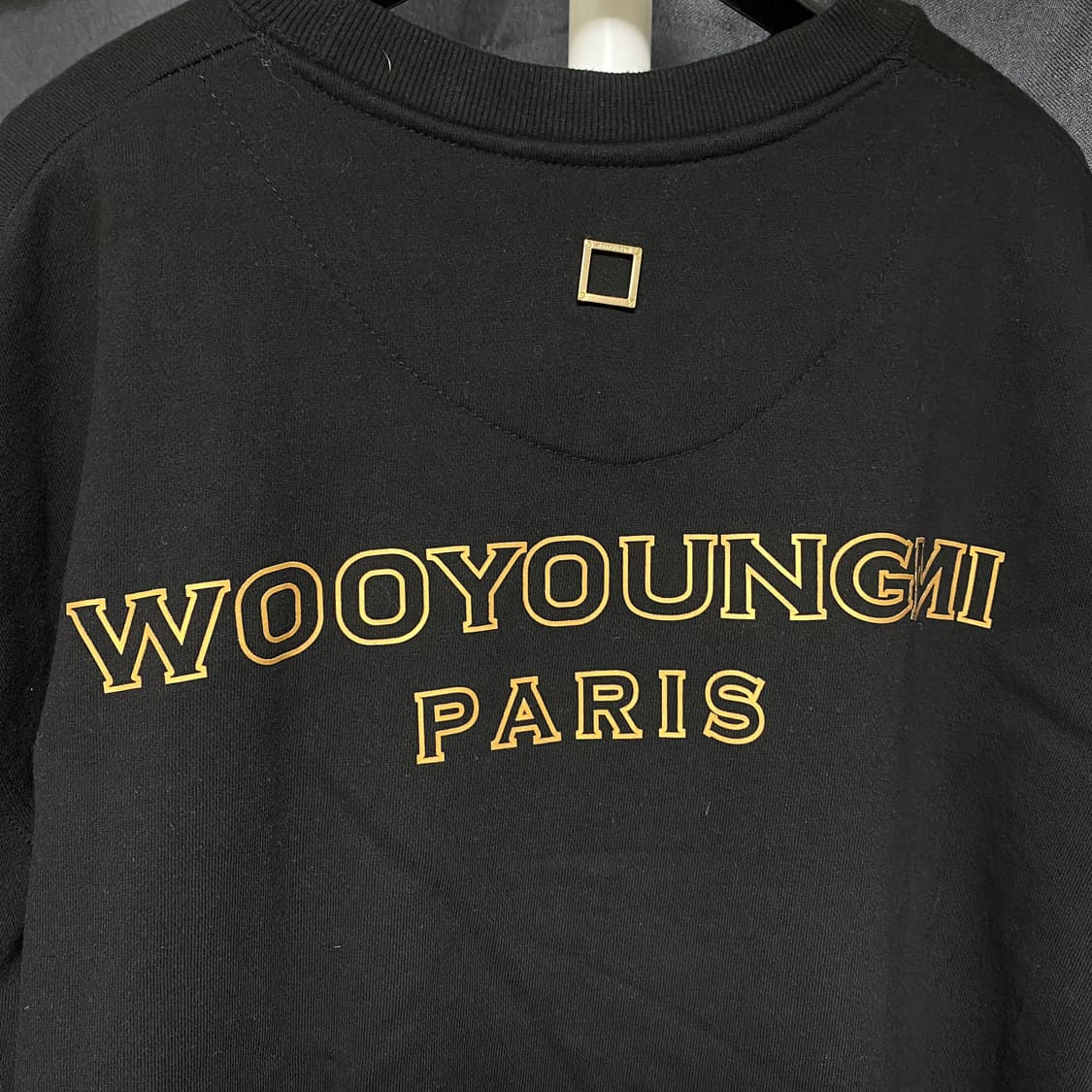 우영미 백 로고 맨투맨 블랙 48 상품이미지4