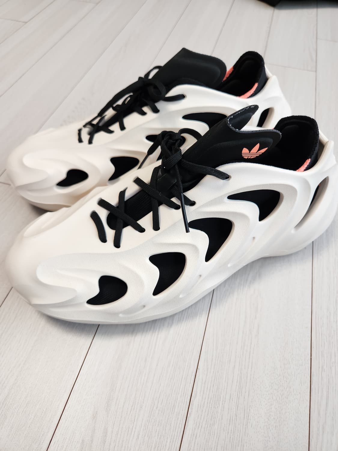 아디다스 운동화 오리지널 아디폼 Q 원더 화이트 사이즈300

밝은색이라 상품이미지1