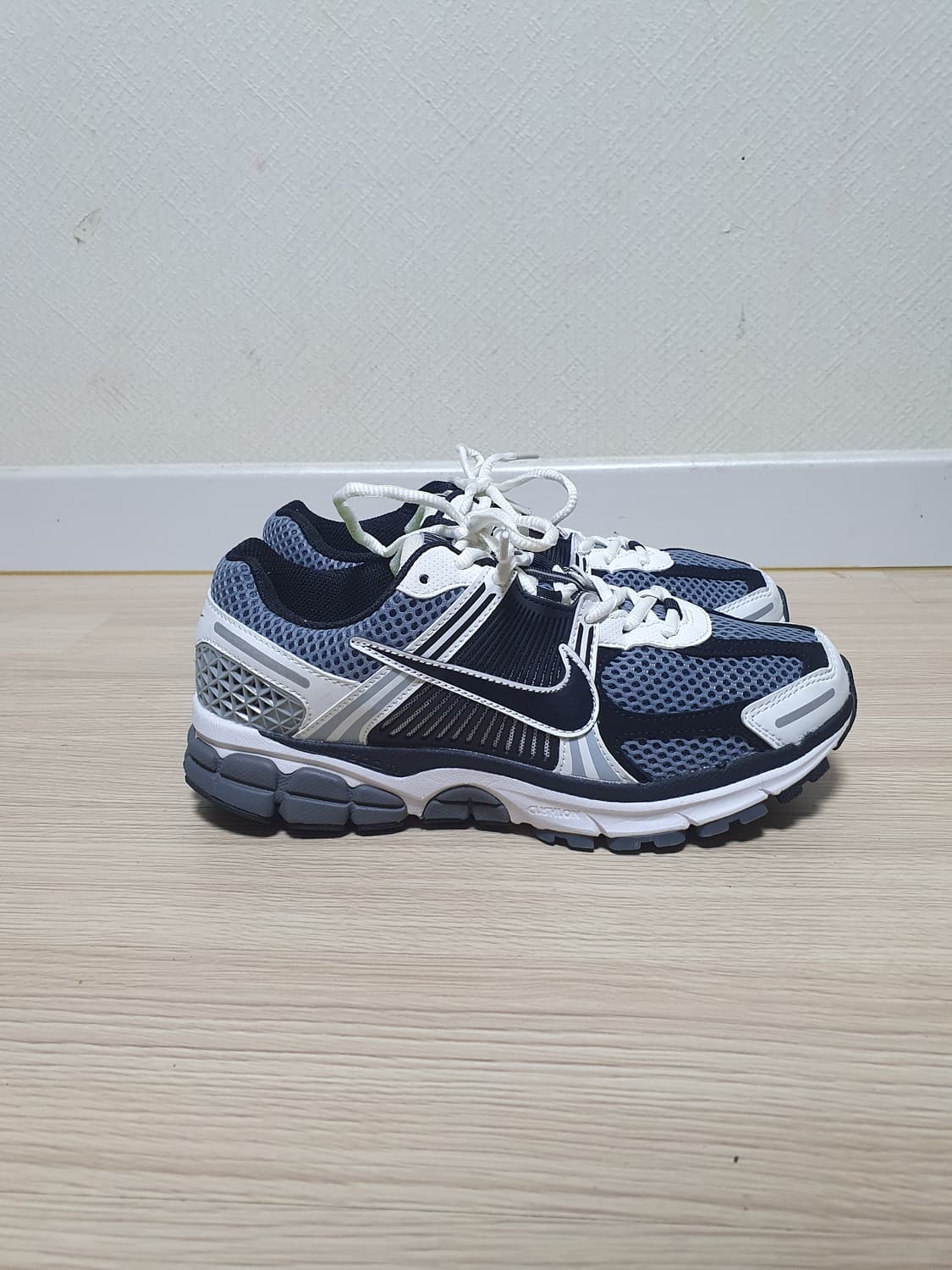 나이키 줌 보메로5 다크 그레이 운동화 255 상품이미지1