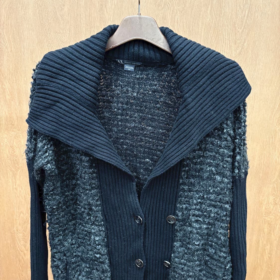 아르마니 익스체인지 믹스 텍스처 숄카라 가디건 부클레 디테일 블랙 차콜 상품이미지4