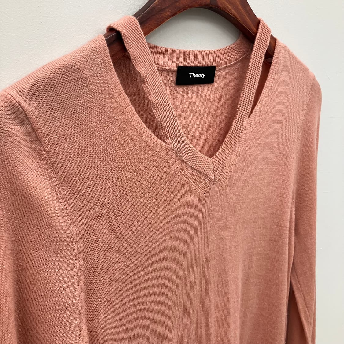 띠어리 피치 메리노 울 브이넥 니트 스웨터 상품이미지4