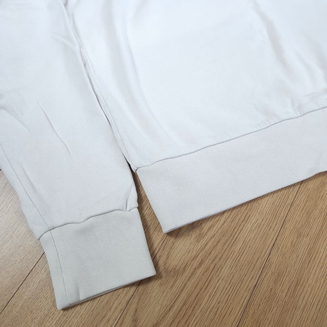 몽클레어 화이트 레터링 얇은기모 맨투맨 S 90 상품이미지5