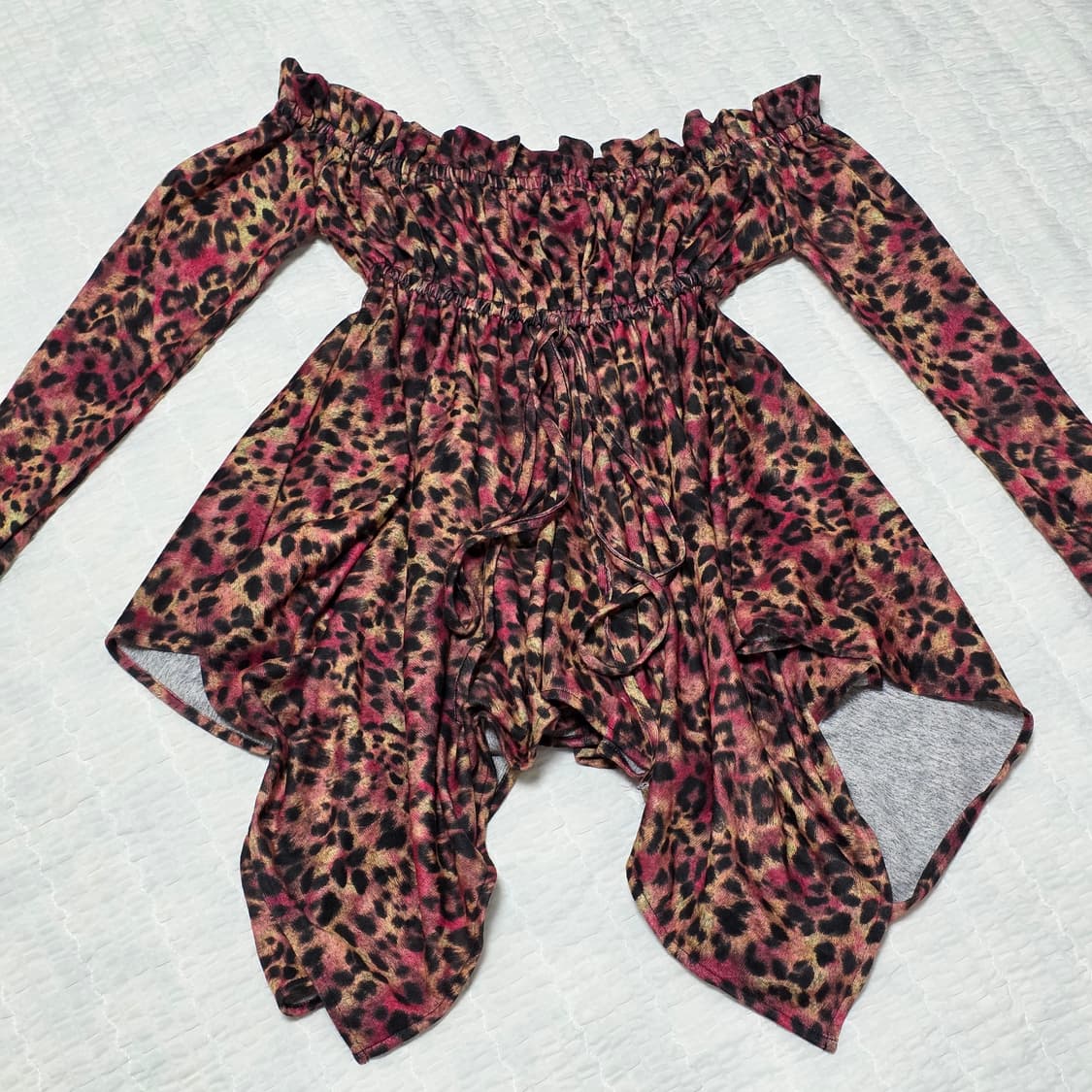 레오파드 스모크 오프숄더 언발 블라우스 상품이미지1