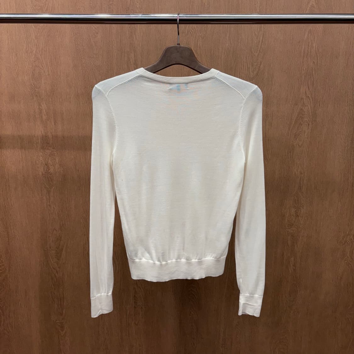 띠어리 울 라운드넥 긴팔 니트 무지 디테일 레귤러핏 화이트 상품이미지3