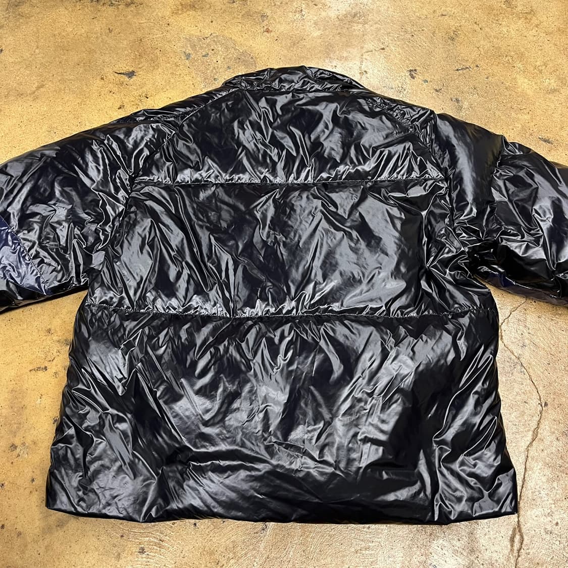 마뗑킴 유광 블랙 네이비 디테일 숏패딩  상품이미지4