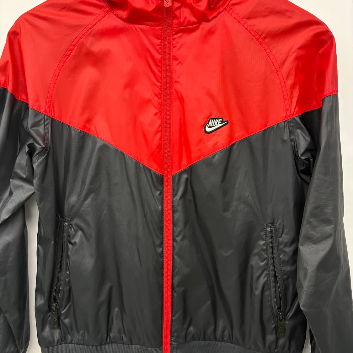 나이키 바람막이 윈드러너 레드/블랙 여성 XS 상품이미지2