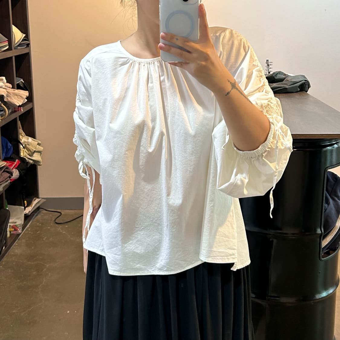 화이트 셔링 블라우스 상품이미지2