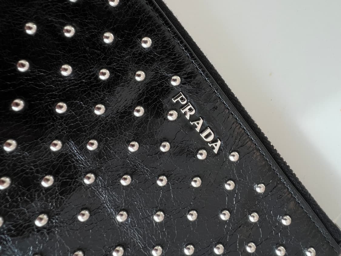 프라다 스터드 체인 레더 파우치 상품이미지2