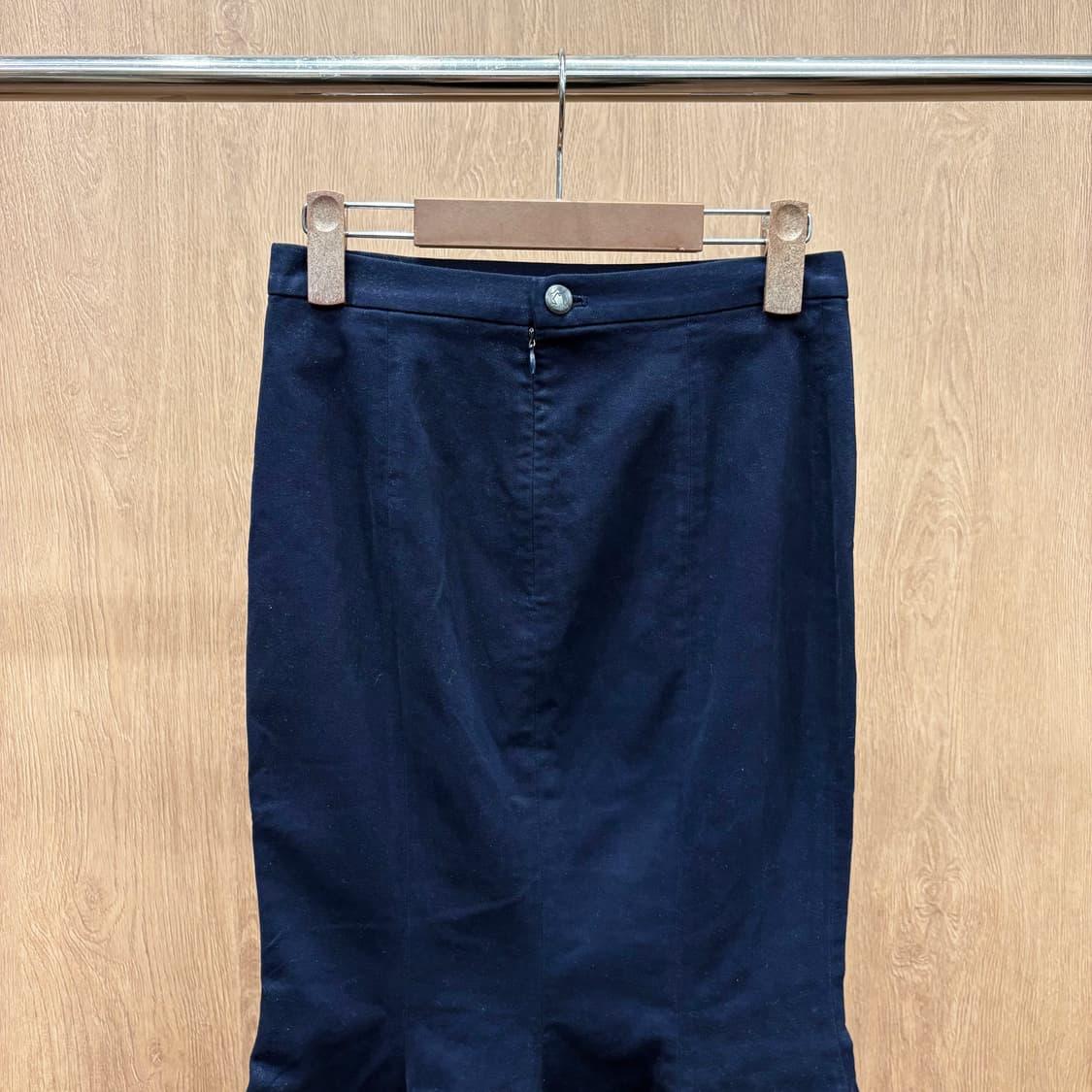 비비안웨스트우드 미디 스커트 밑단 플레어 실루엣 버튼 디테일 딥 네이비 상품이미지4