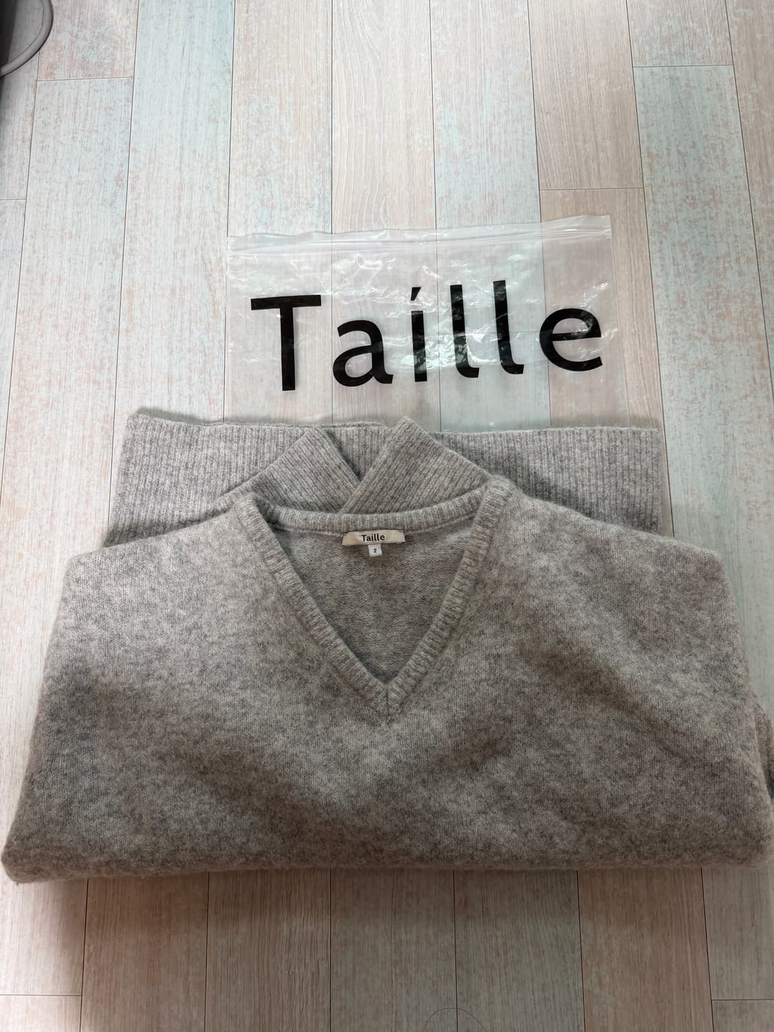 타일레 브이넥 니트 판매합니다 상품이미지1