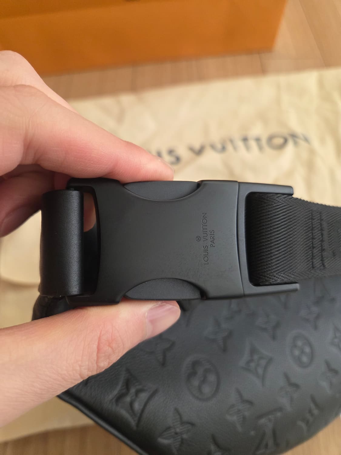 루이비통 디스커버리 레더 범백 섀도우 블랙 m46036 상품이미지8