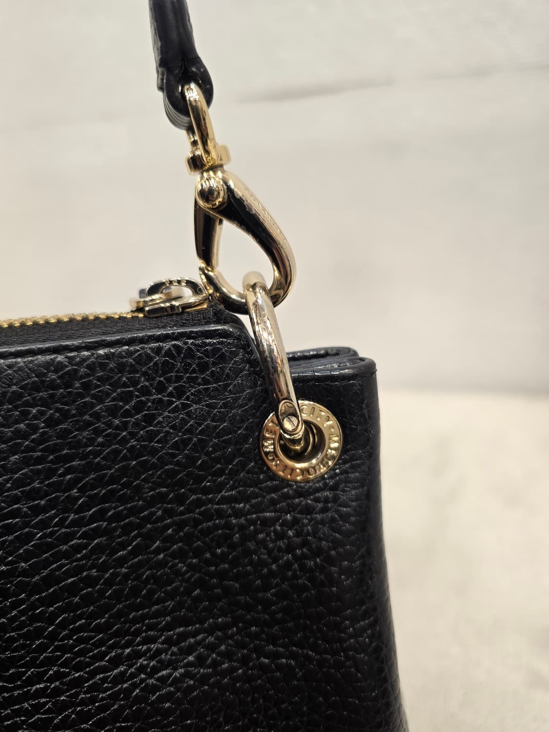 메트로시티 블랙 가죽 숄더백 태슬 장식 상품이미지5