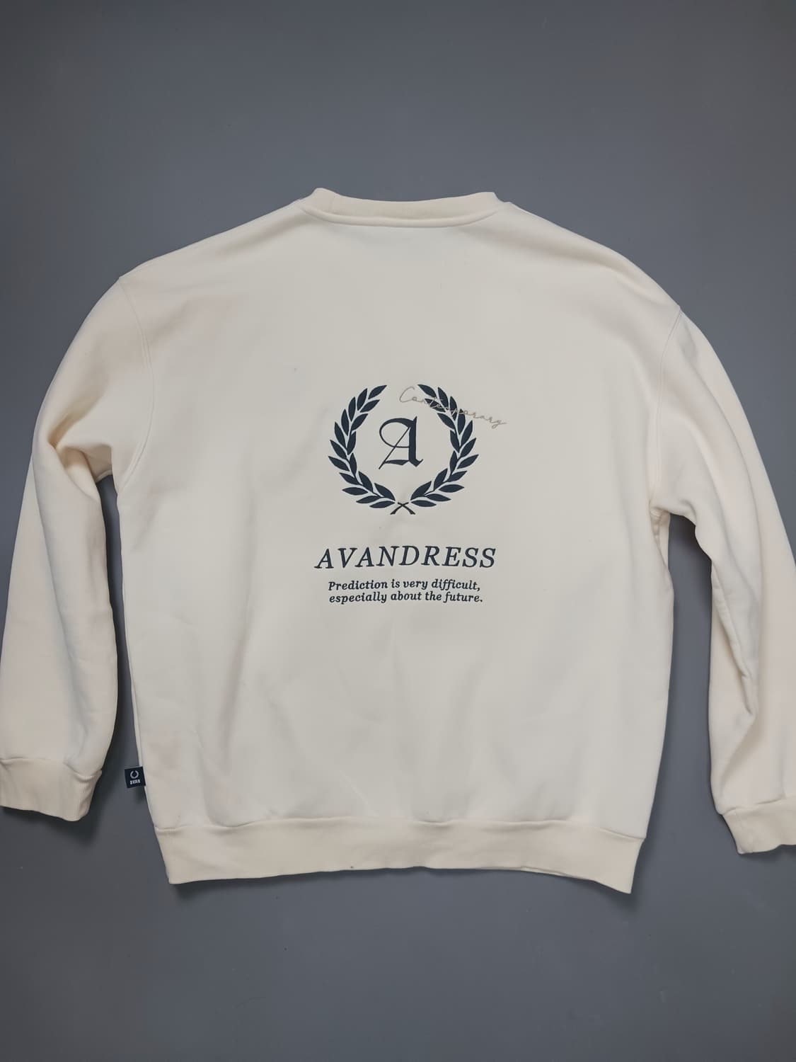 [프리] 어반드레스 자수로고 크림 기모 맨투맨 스웨트셔츠 상품이미지1