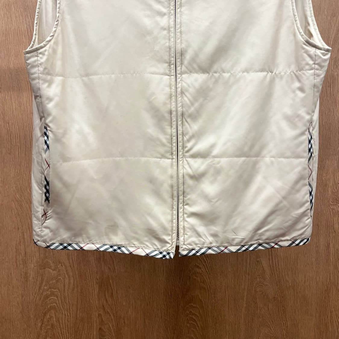 버버리 경량 패딩 베스트 스탠드 카라 밑단 포켓 라인 디테일 베이지 상품이미지5