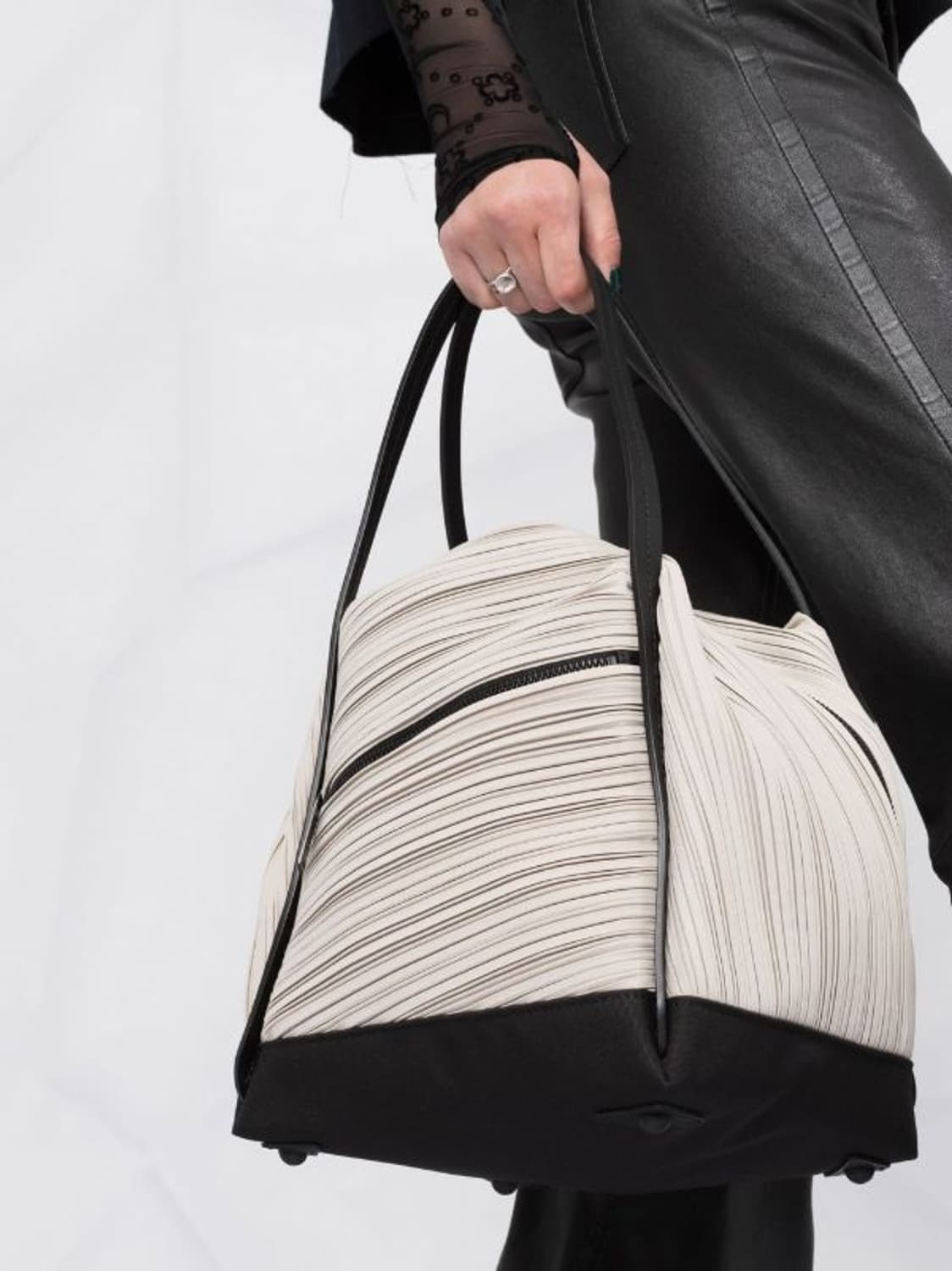 [이세이미야케] 플리츠플리즈 BIAS PLEATS 토트백(라이트 그레이) 상품이미지1