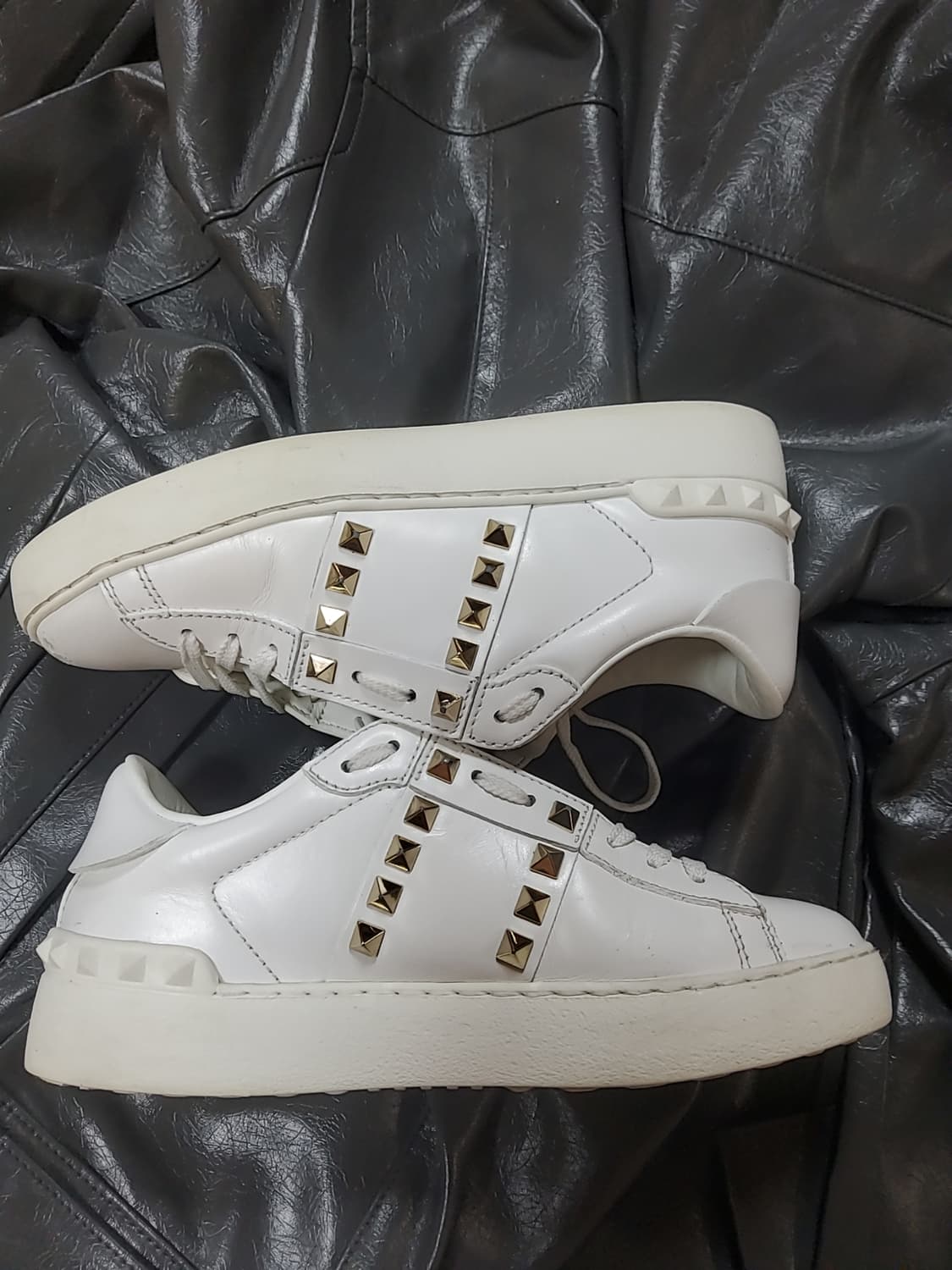 발렌티노 가라바니 언타이틀드 락스터드 스니커즈 235 상품이미지3