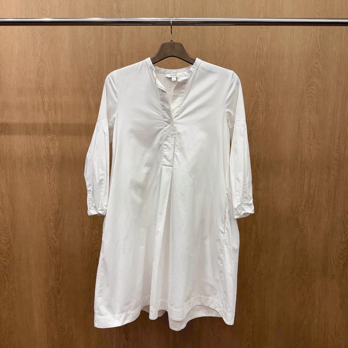 코스 브이넥 셔링 플리츠 미니 원피스 벌룬 소매 디테일 화이트 상품이미지2