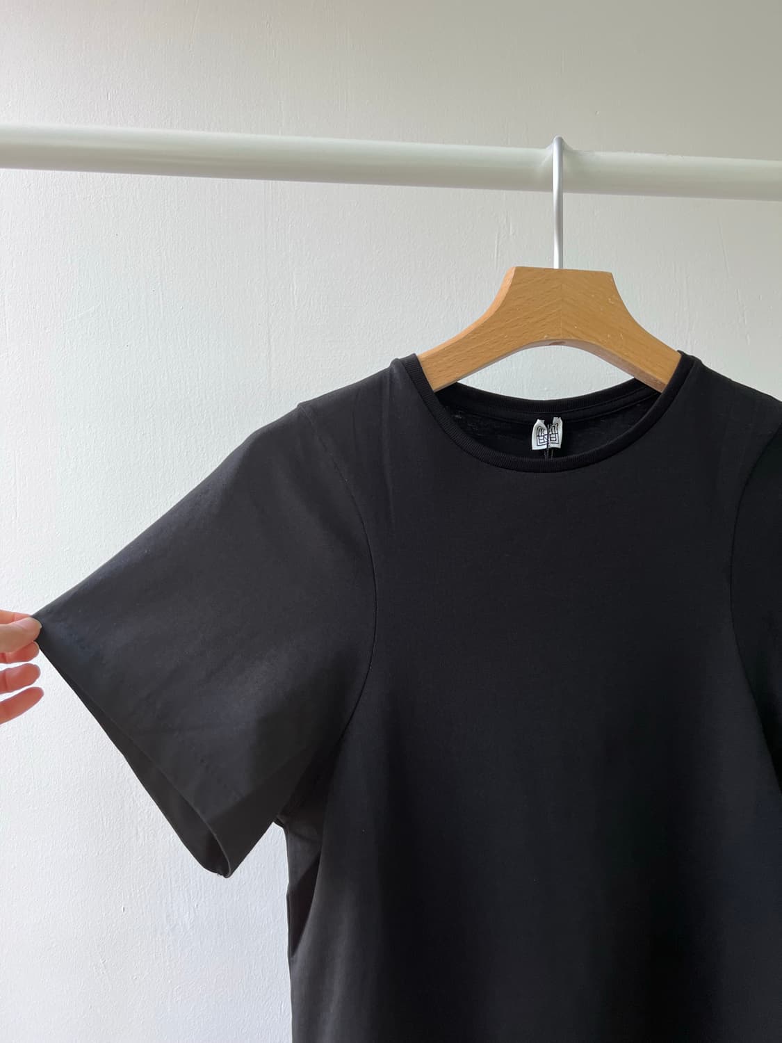 (새상품) toteme 토템 커브 로고 반팔 티셔츠 상품이미지3