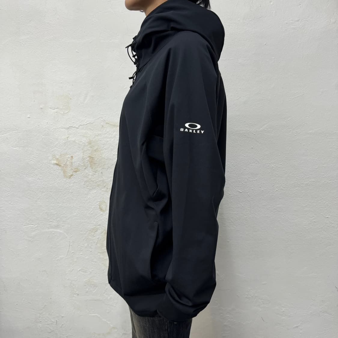 오클리(OAKLEY) 블랙 인핸스 그리드 폴리에스터 후드 윈드브레이커 상품이미지2