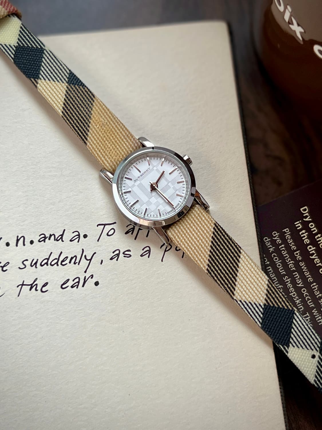 버버리 실버 라운드 여성 시계  상품이미지1