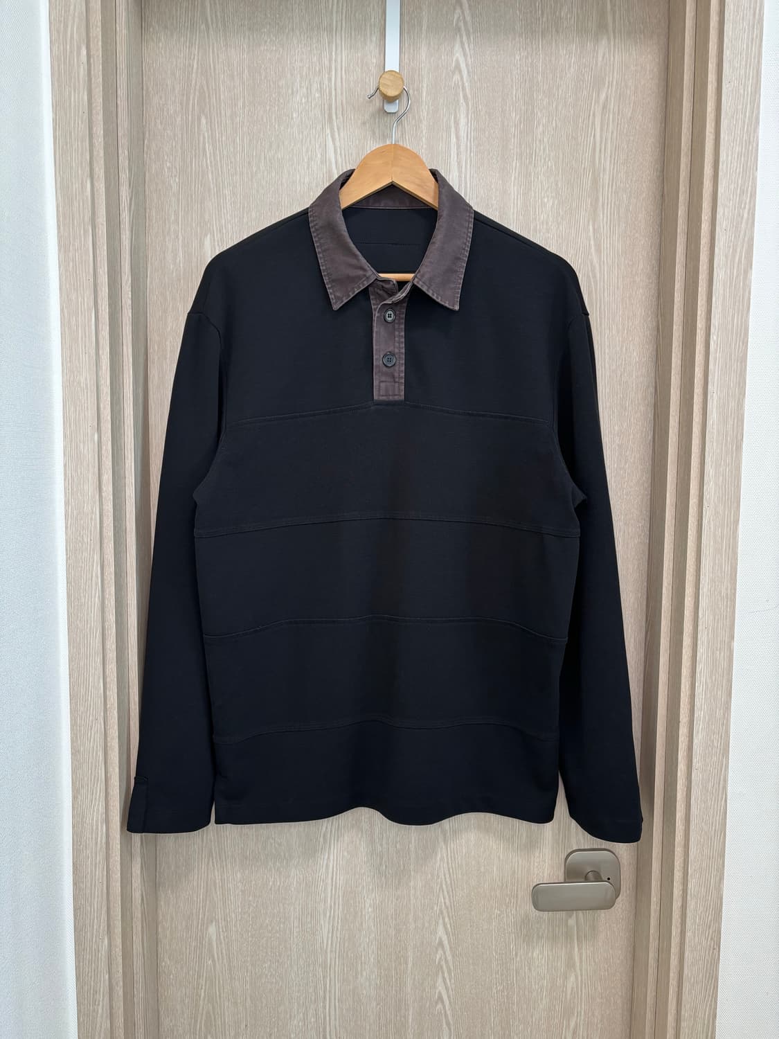 시스템옴므 세미오버핏 백가죽로고 긴팔카라니트95~100/블랙 상품이미지1