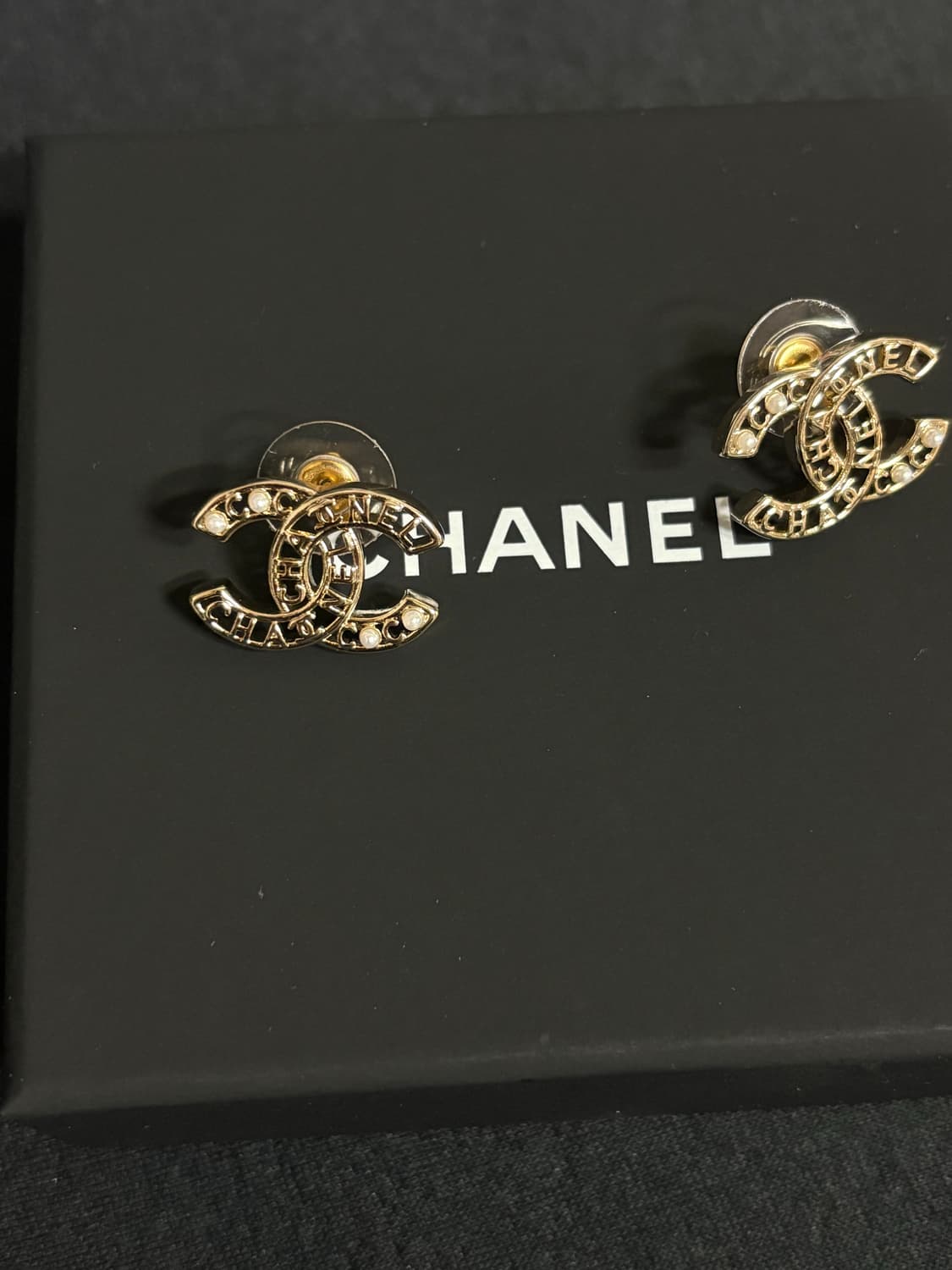 샤넬 정품 cc로고 업사이클링 레터링 골드 진주 귀걸이 상품이미지2