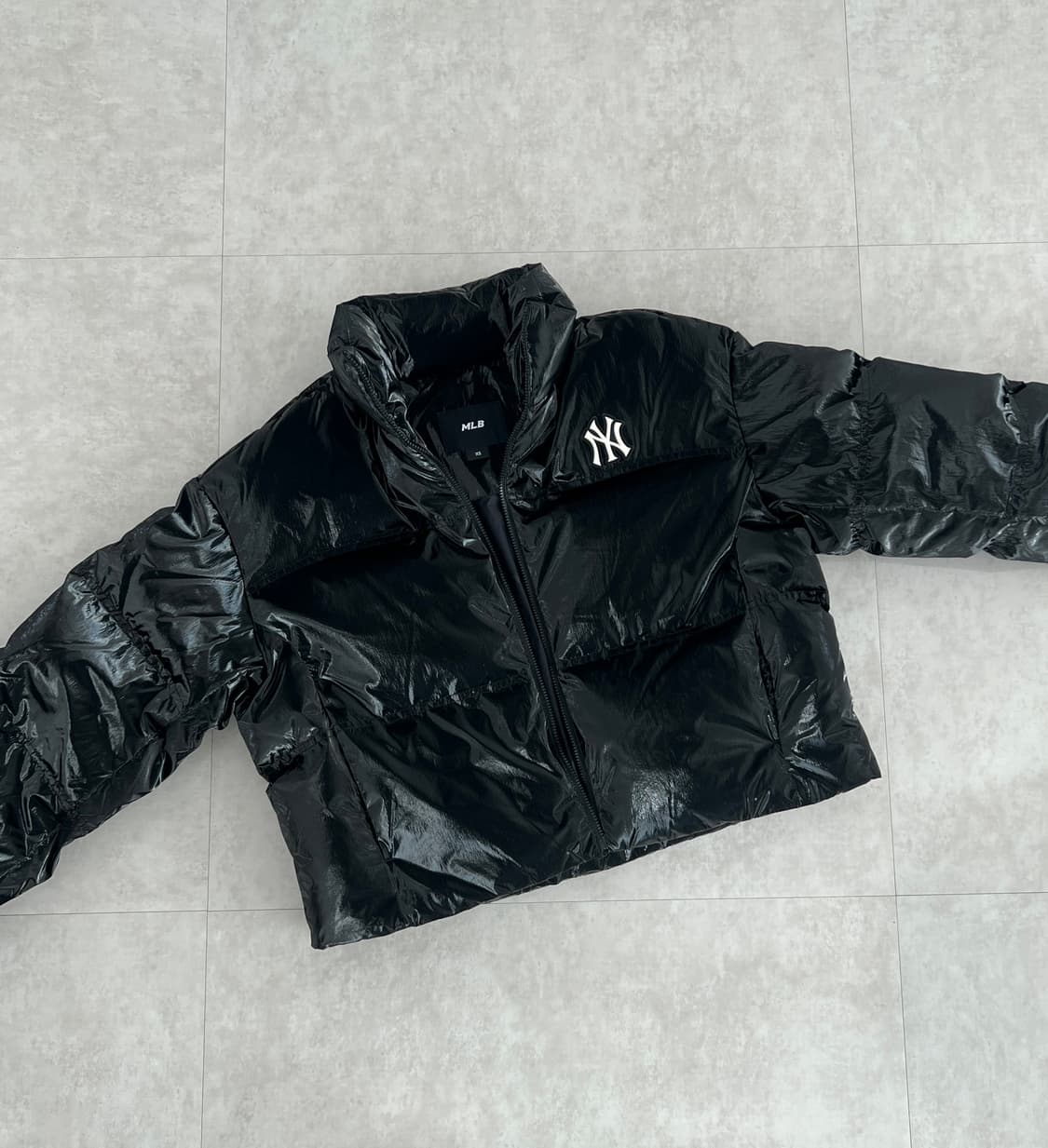 mlb 크롭 유광 커브 패딩 XS 상품이미지3