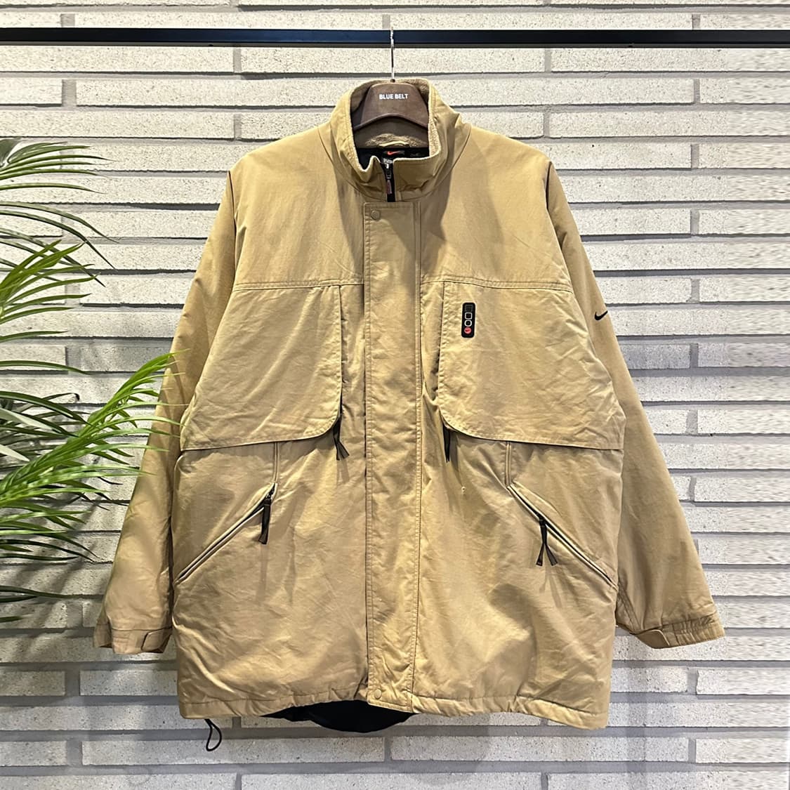 나이키 유틸리티 점퍼 4포켓 밑단 스트링 넥 후면 로고 디테일 베이지 상품이미지2