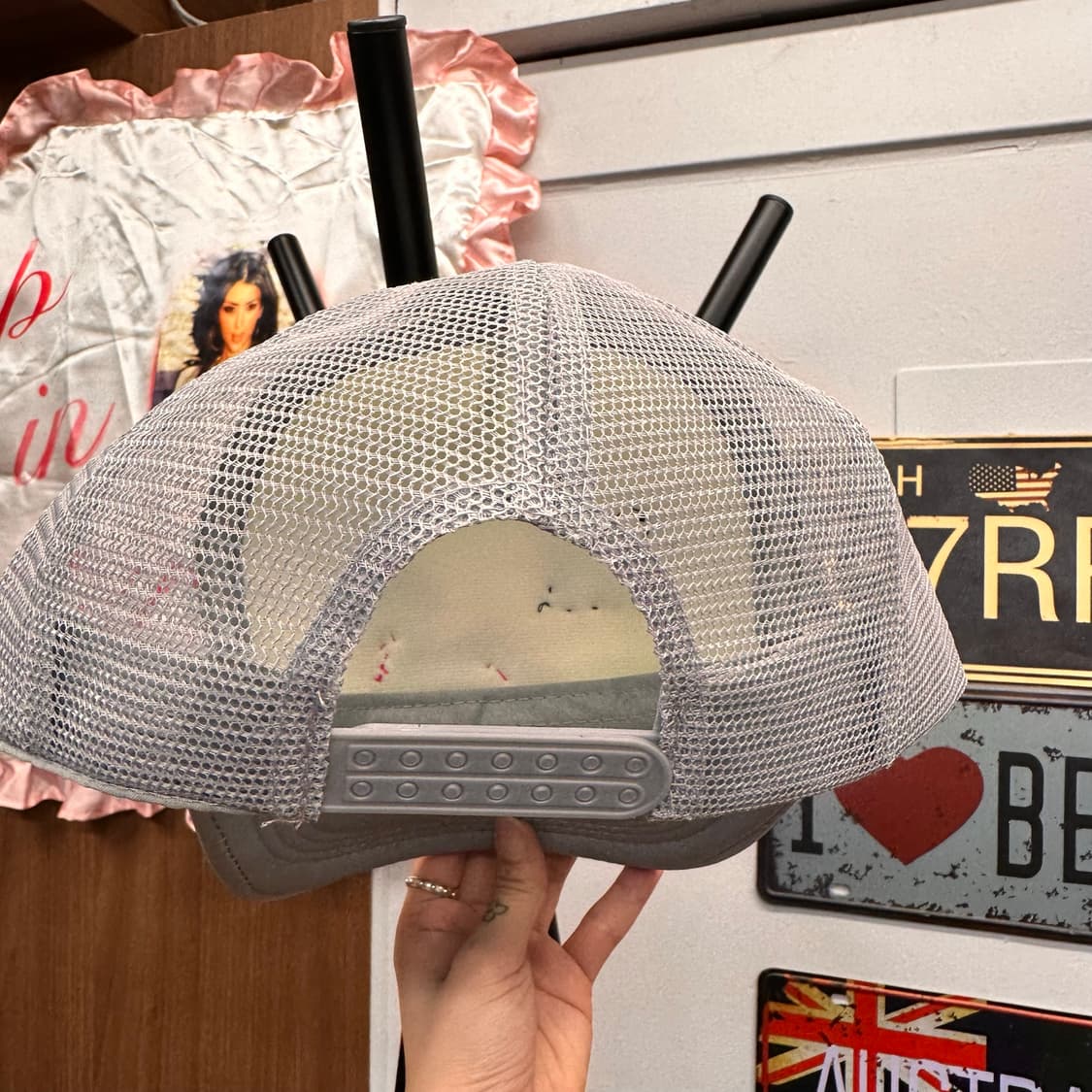Gray Reprint Needlework Mesh Trucker Cap 상품이미지6