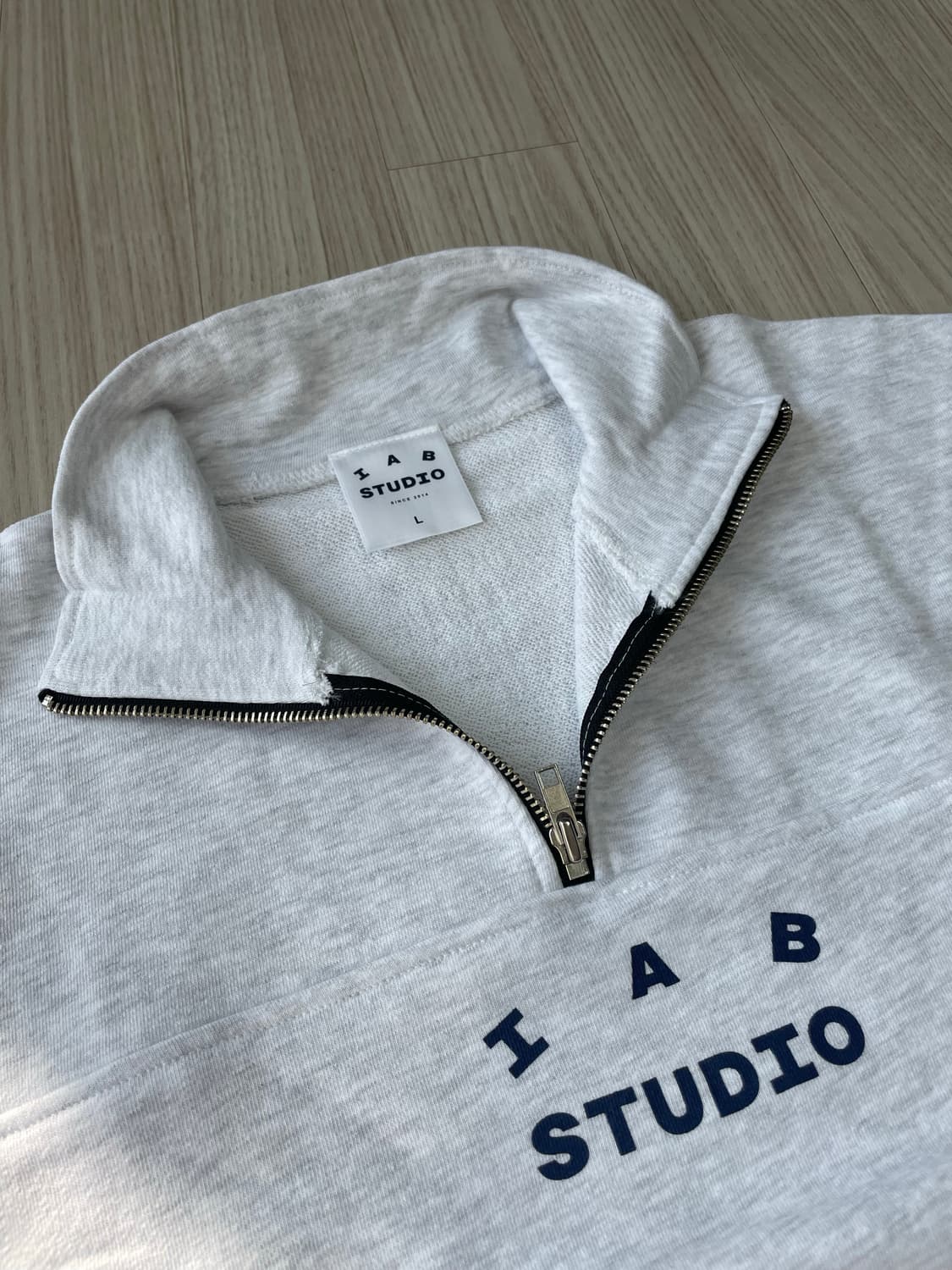 [새상품] 아이앱 스튜디오 하프 집업 그레이 상품이미지7