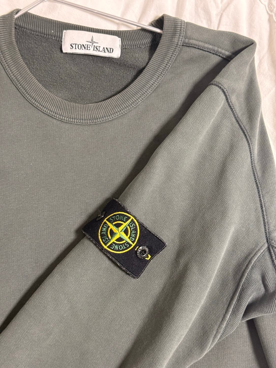 스톤아일랜드 카키 맨투맨 상품이미지1