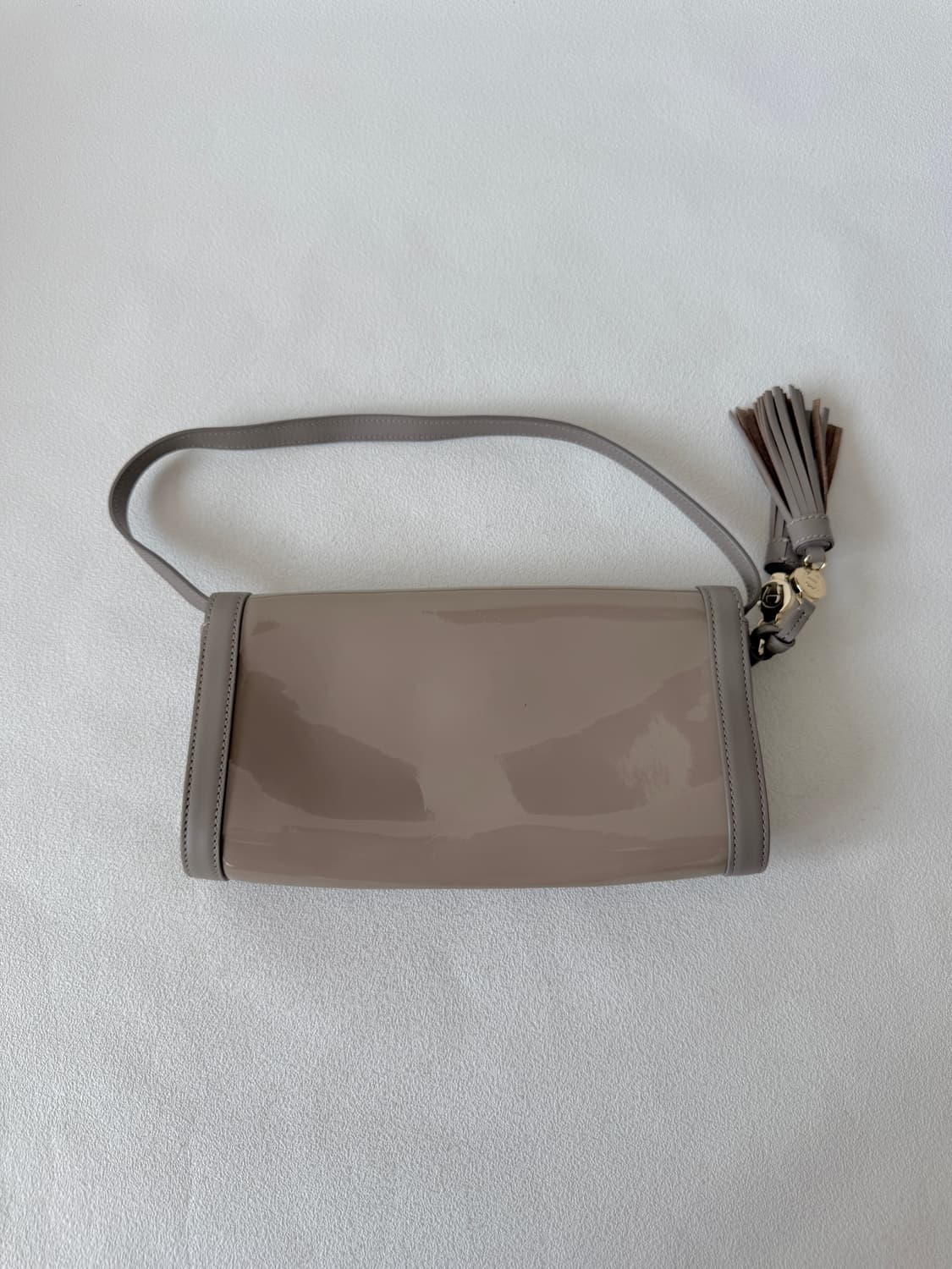 아이그너(AIGNER) 에나멜 레더 숄더백 상품이미지6