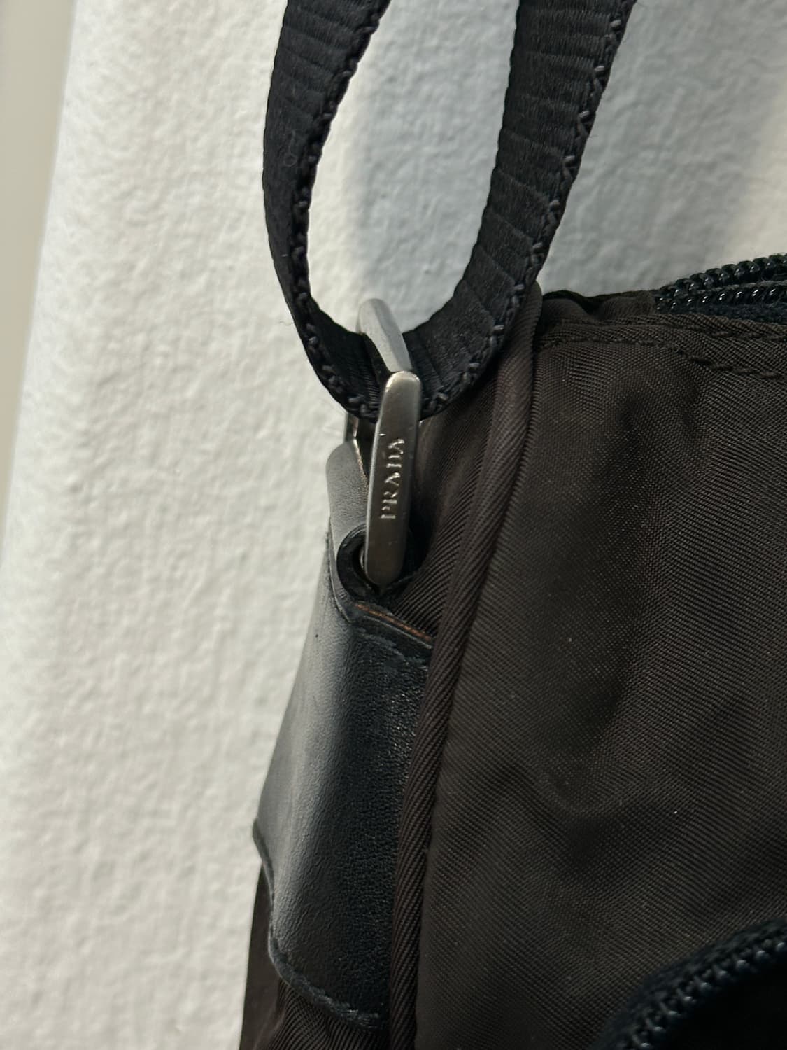 프라다 삼각로고 메신저 크로스백 딥브라운  상품이미지7