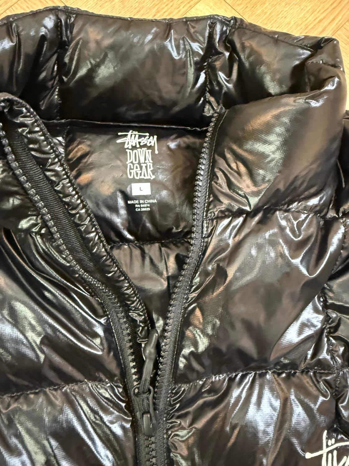 스투시 미드웨이트 푸퍼 유광 블랙 상품이미지3