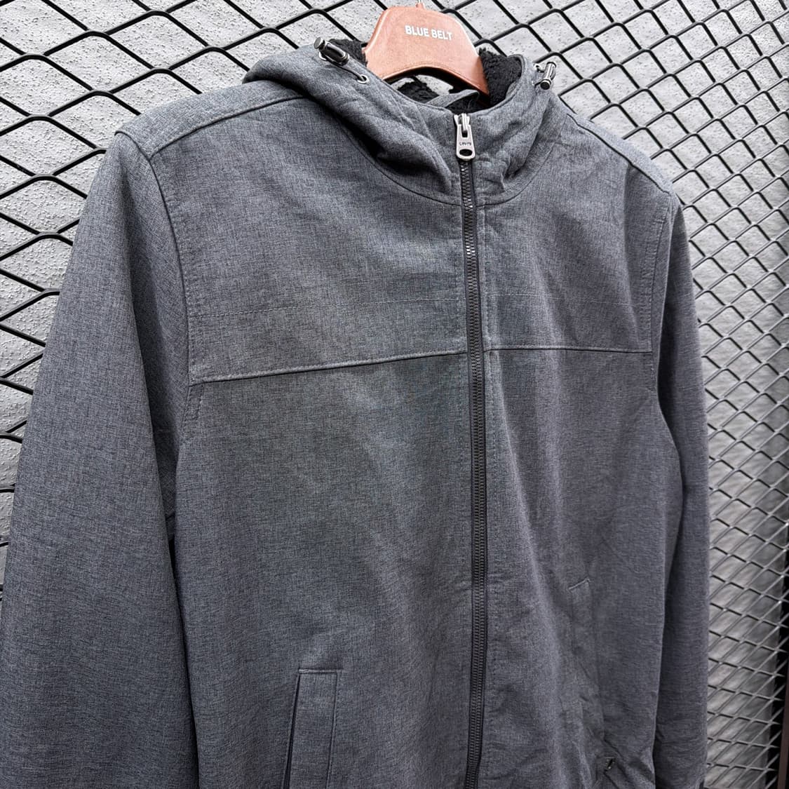 리바이스 소프트쉘 보아퍼 후드자켓 패널절개 배색 디테일 차콜 상품이미지4