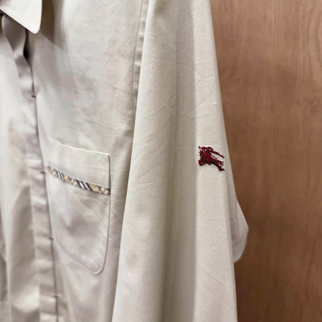 버버리 블랙 라벨 긴팔 셔츠 히든 버튼 디테일 레드 로고 자수 베이지 상품이미지6