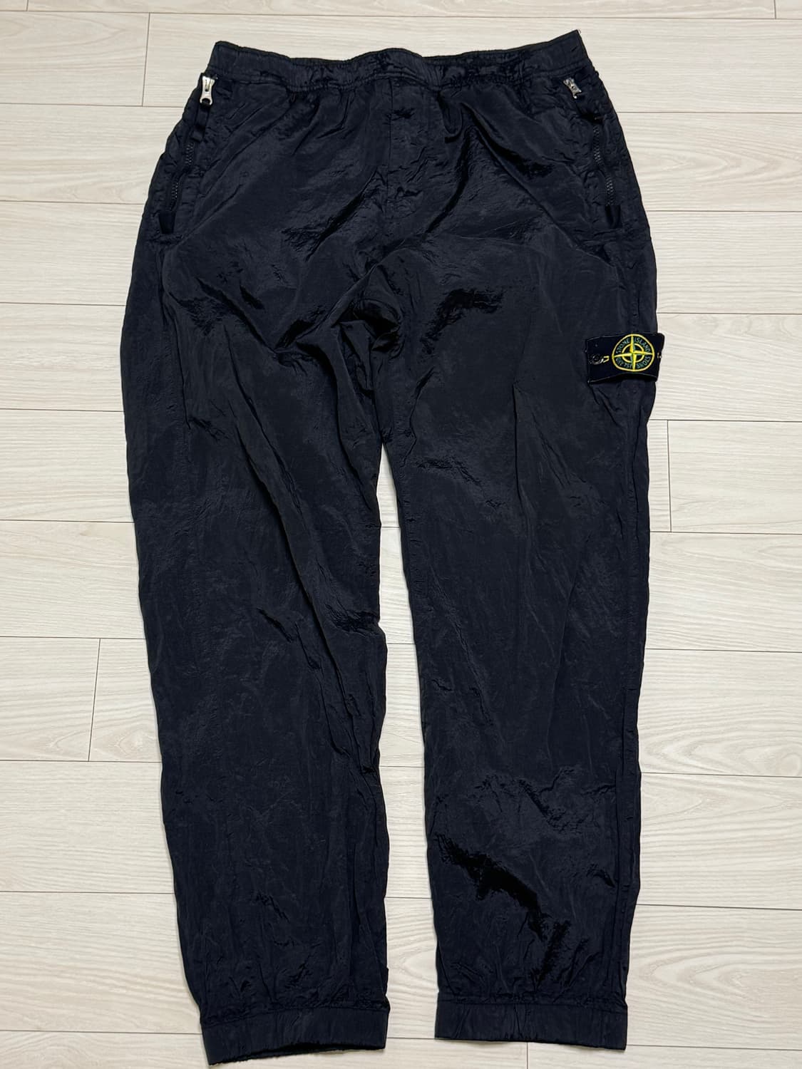 스톤아일랜드 나일론 메탈 에코닐 팬츠 23ss 국내판 상품이미지4