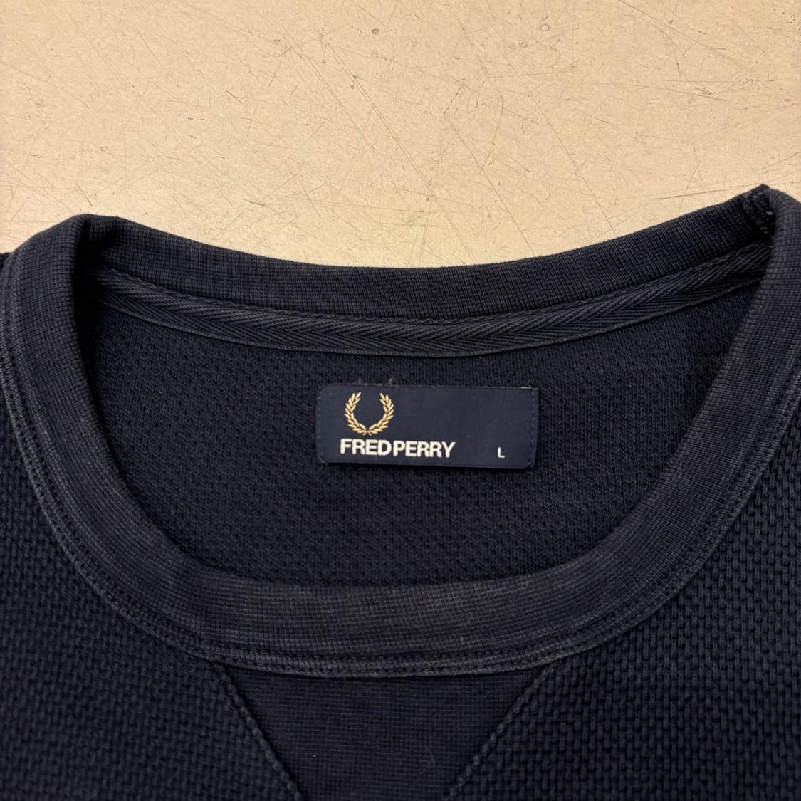 프레드페리 네이비 스몰로고 맨투맨 상품이미지3