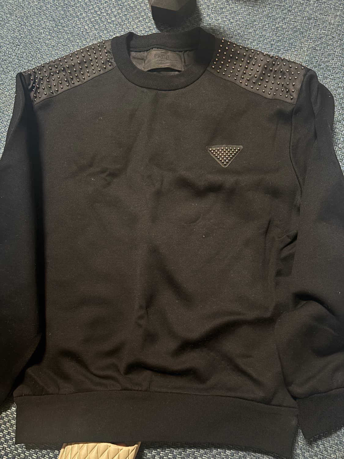 프라다 스터드 맨투맨 블랙 정품 QR인증 가능 상품이미지1