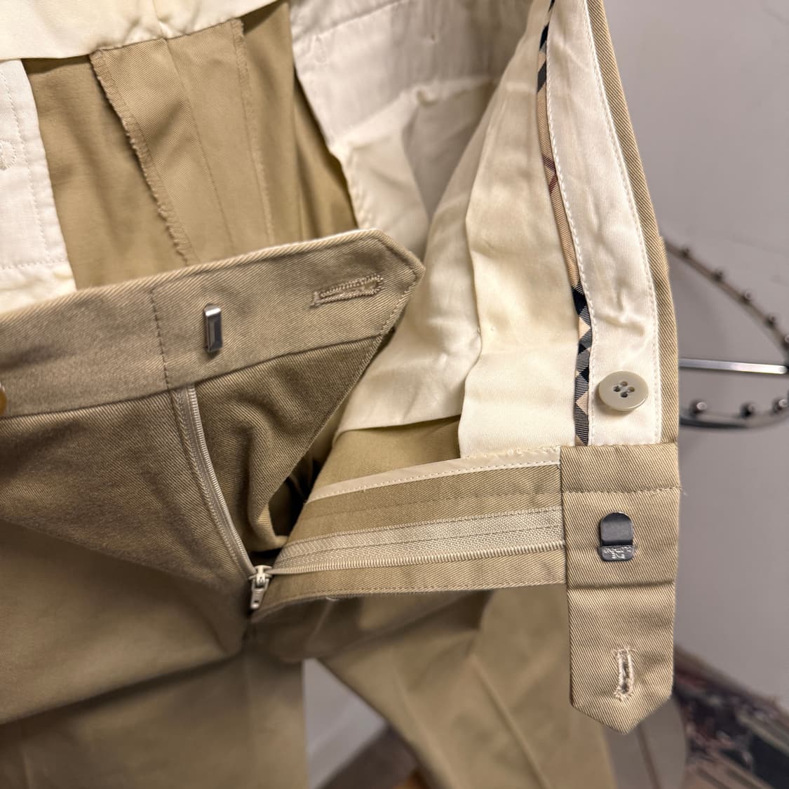 버버리 런던 클래식핏 플랫플리츠 코튼 치노팬츠 베이지 N866   상품이미지6