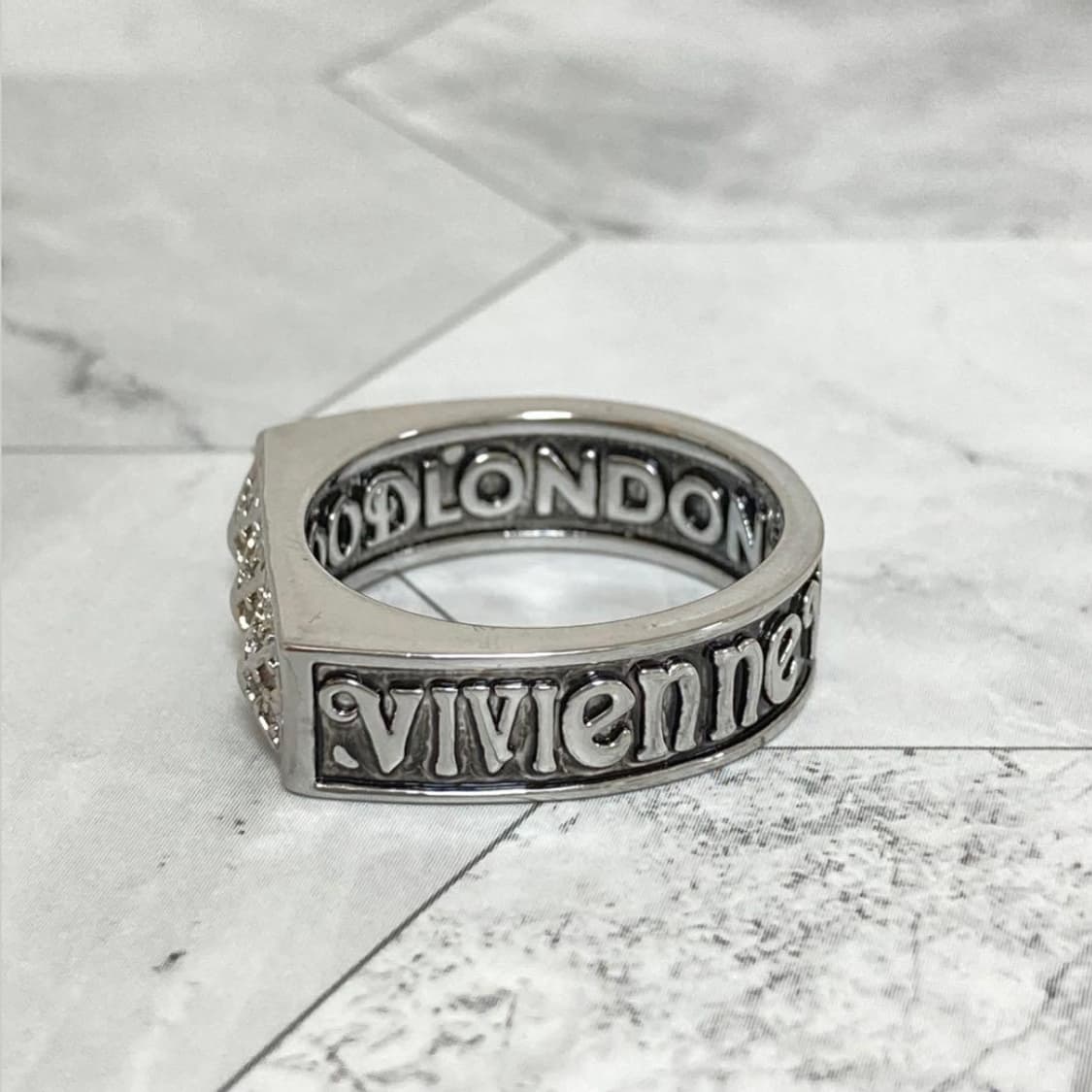 비비안웨스트우드 아카이브 레터링 각인 크리스탈링 반지 상품이미지2