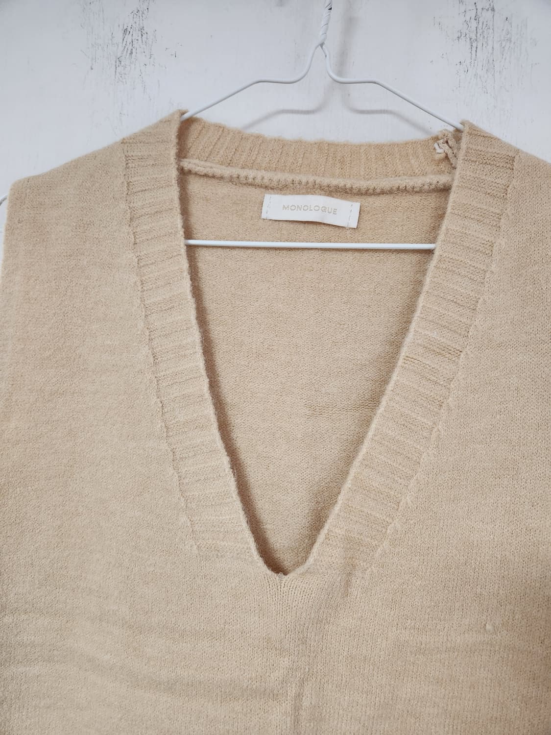 MONOLOGUE 브이넥 니트 조끼 베이지 66~77 상품이미지3