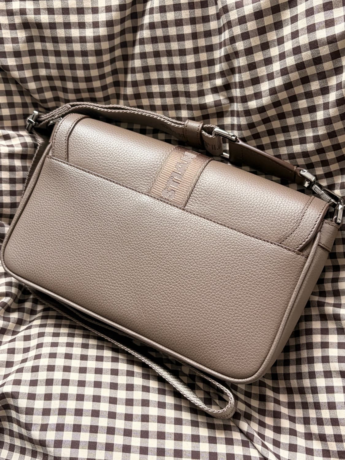 디올 남성 힛 더 로드 스트랩 브라운 크로스백 상품이미지2