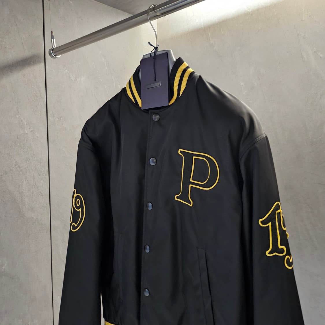 프라다 PRADA 리나일론 봄버 자켓 패치 블랙 상품이미지2