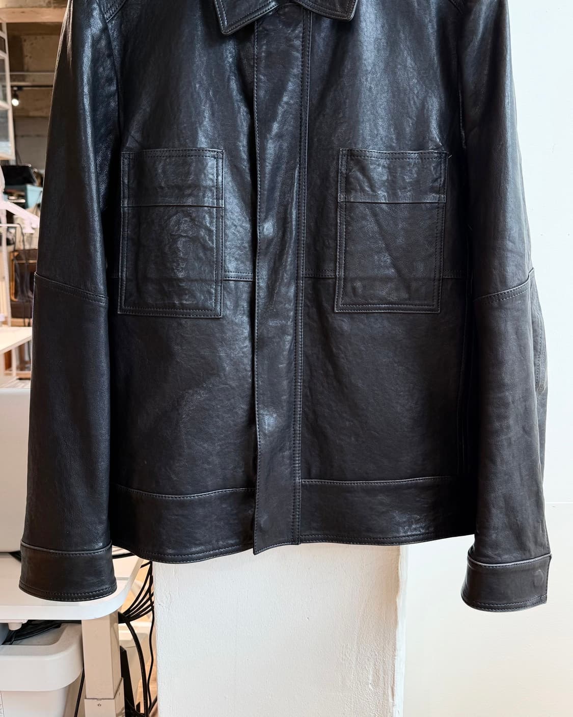 코모도 블랙 바코드 프린팅 쉽스킨 자켓  상품이미지6